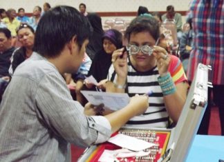 Chonburi health officials provide free eye examinations at City Hall.